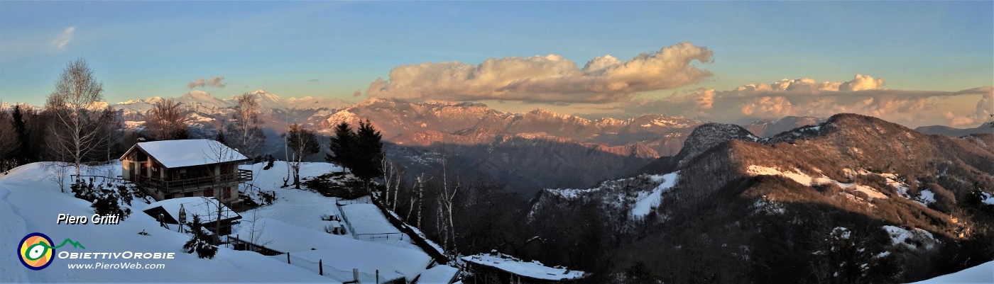 84 Vista panoramica al rif. 'I Lupi' di Brembilla (1270 m).jpg